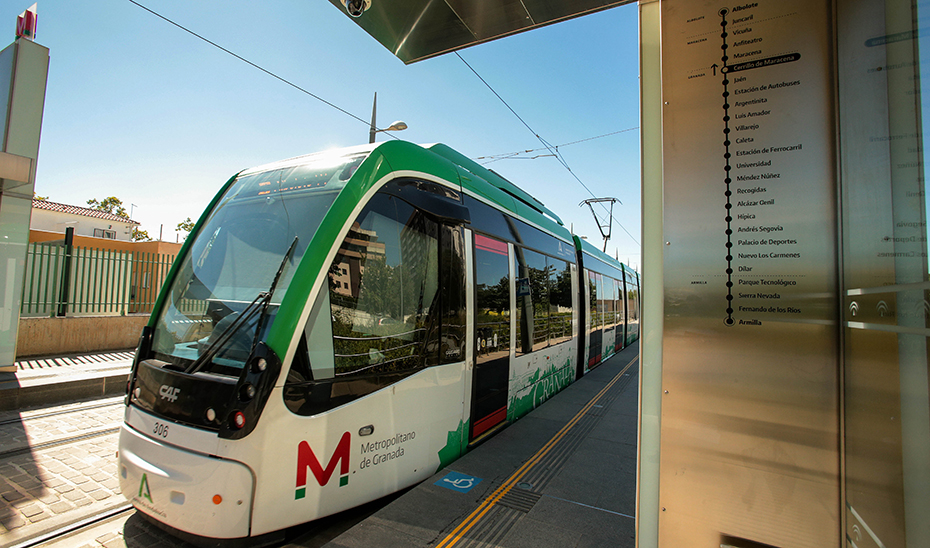 
			      Imagen de uno de los trenes del Metro de Granada.			    
			  